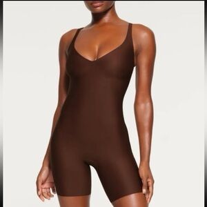 SKIMS BODY
UNLINED PLUNGE MID THIGH BODYSUIT